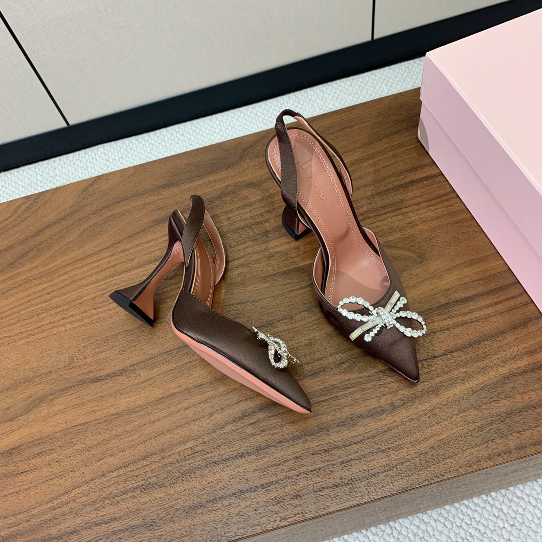 【Amina Muaddi】 钻扣后空单鞋。鞋面真丝细腻柔美，仿佛穿上了春天的浪漫。羊皮垫脚，注塑真皮大