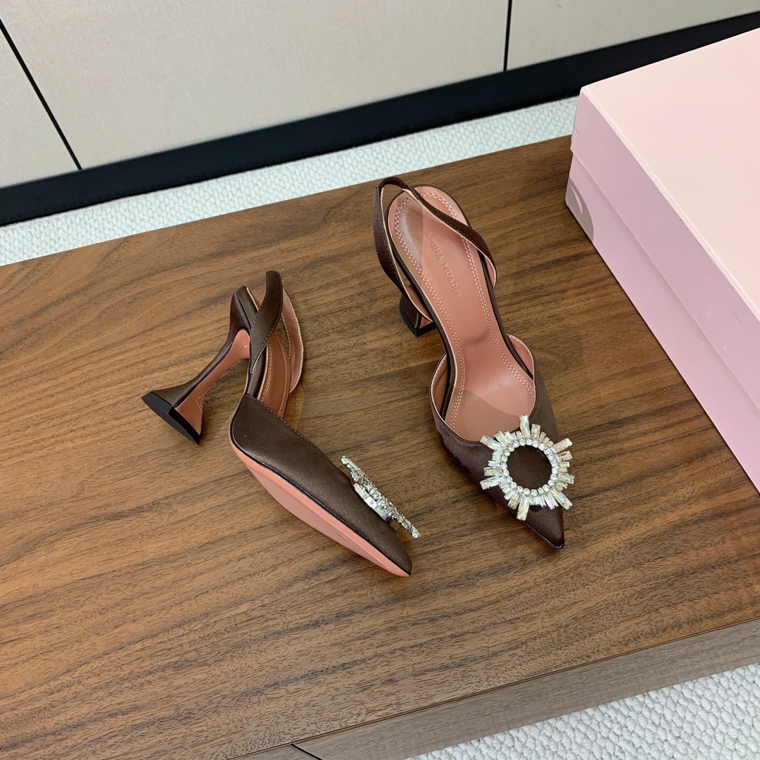 【Amina Muaddi】 钻扣后空单鞋。鞋面真丝细腻柔美，仿佛穿上了春天的浪漫。羊皮垫脚，注塑真皮大