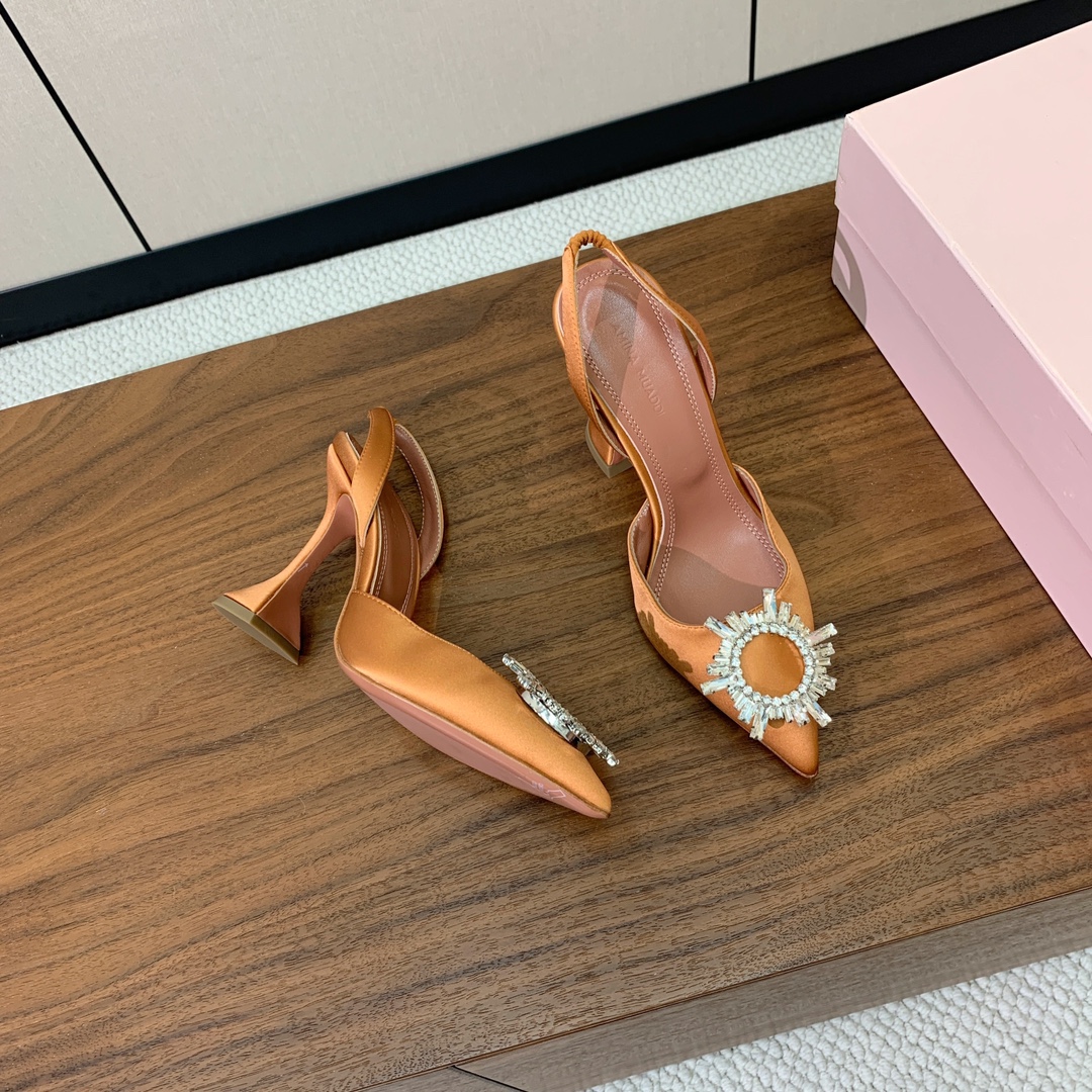 【Amina Muaddi】 钻扣后空单鞋。鞋面真丝细腻柔美，仿佛穿上了春天的浪漫。羊皮垫脚，注塑真皮大