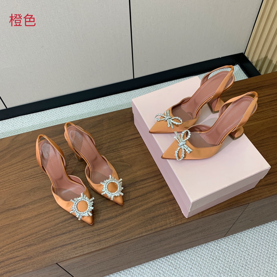 【Amina Muaddi】 钻扣后空单鞋。鞋面真丝细腻柔美，仿佛穿上了春天的浪漫。羊皮垫脚，注塑真皮大
