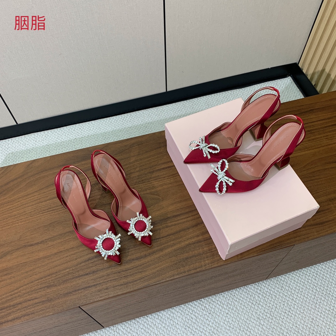 【Amina Muaddi】 钻扣后空单鞋。鞋面真丝细腻柔美，仿佛穿上了春天的浪漫。羊皮垫脚，注塑真皮大