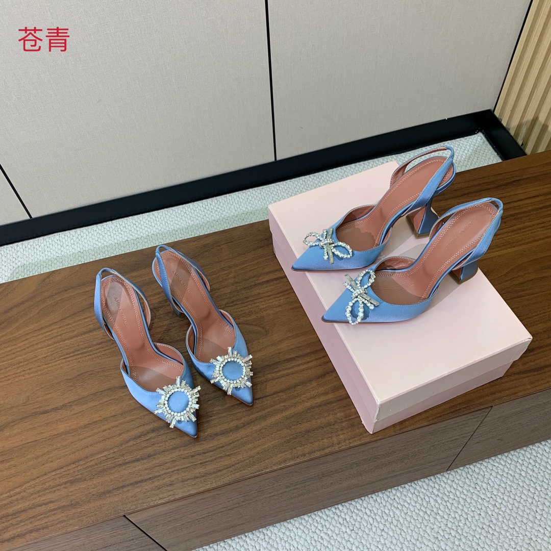 【Amina Muaddi】 钻扣后空单鞋。鞋面真丝细腻柔美，仿佛穿上了春天的浪漫。羊皮垫脚，注塑真皮大