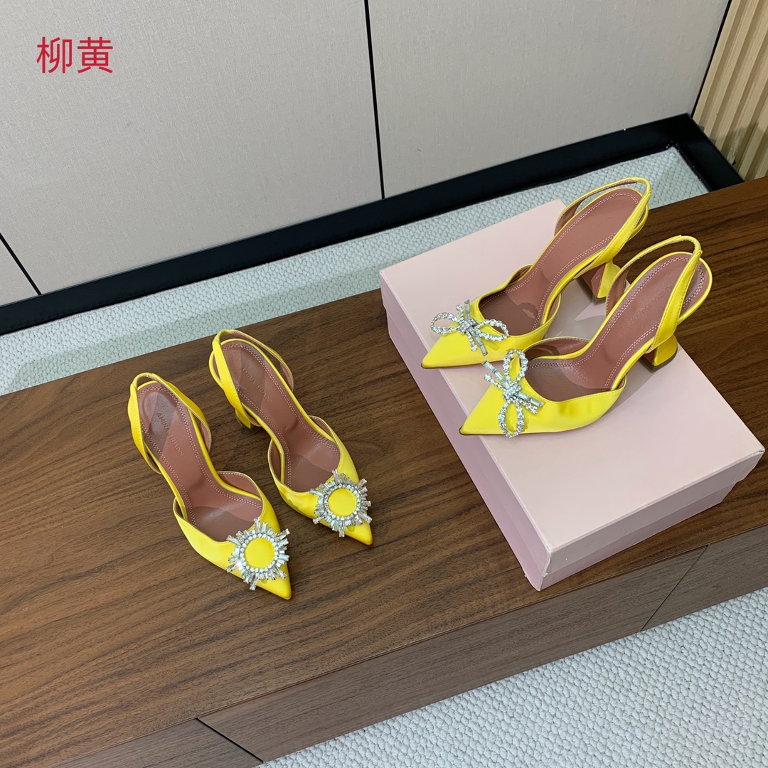 【Amina Muaddi】 钻扣后空单鞋。鞋面真丝细腻柔美，仿佛穿上了春天的浪漫。羊皮垫脚，注塑真皮大