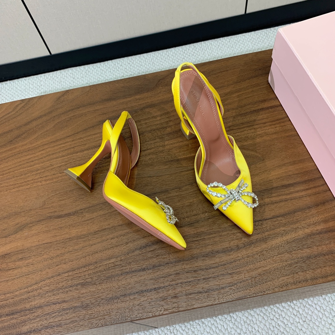【Amina Muaddi】 钻扣后空单鞋。鞋面真丝细腻柔美，仿佛穿上了春天的浪漫。羊皮垫脚，注塑真皮大