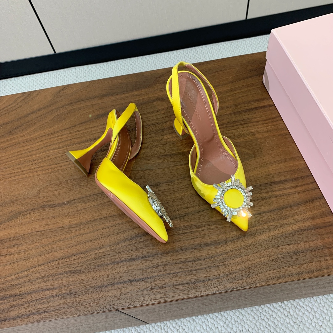 【Amina Muaddi】 钻扣后空单鞋。鞋面真丝细腻柔美，仿佛穿上了春天的浪漫。羊皮垫脚，注塑真皮大