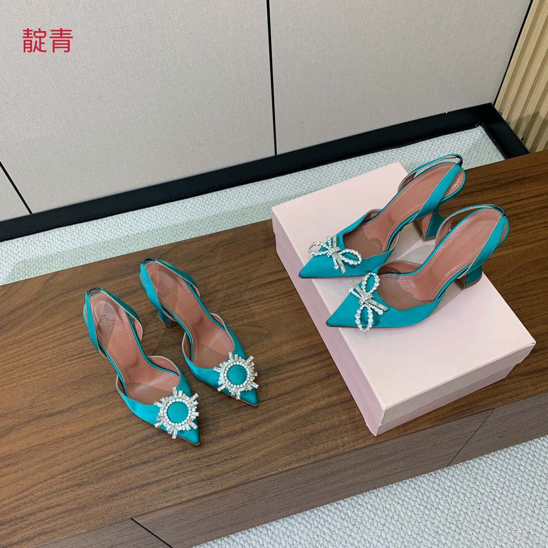 【Amina Muaddi】 钻扣后空单鞋。鞋面真丝细腻柔美，仿佛穿上了春天的浪漫。羊皮垫脚，注塑真皮大
