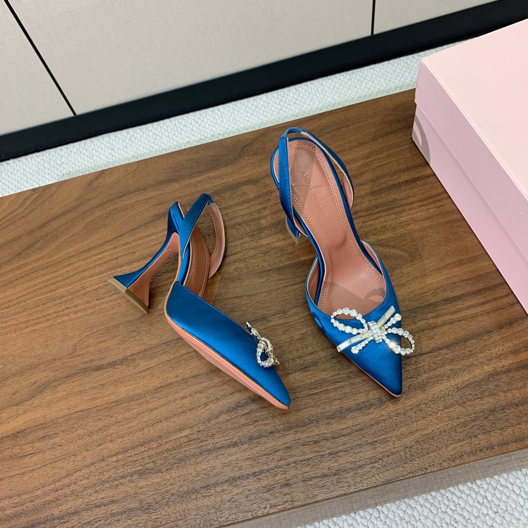 【Amina Muaddi】 钻扣后空单鞋。鞋面真丝细腻柔美，仿佛穿上了春天的浪漫。羊皮垫脚，注塑真皮大