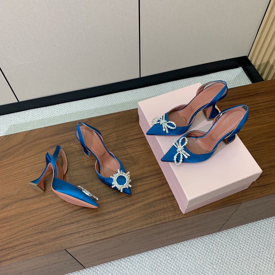 【Amina Muaddi】 钻扣后空单鞋。鞋面真丝细腻柔美，仿佛穿上了春天的浪漫。羊皮垫脚，注塑真皮大