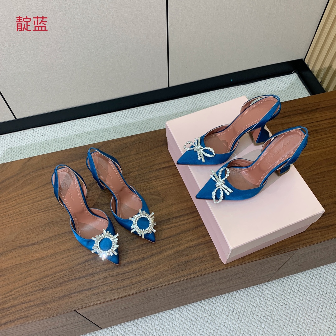 【Amina Muaddi】 钻扣后空单鞋。鞋面真丝细腻柔美，仿佛穿上了春天的浪漫。羊皮垫脚，注塑真皮大