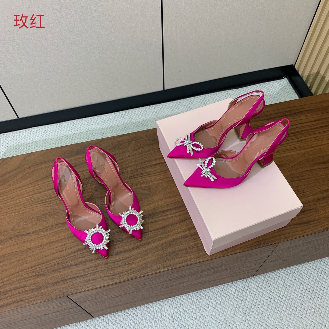 【Amina Muaddi】 钻扣后空单鞋。鞋面真丝细腻柔美，仿佛穿上了春天的浪漫。羊皮垫脚，注塑真皮大