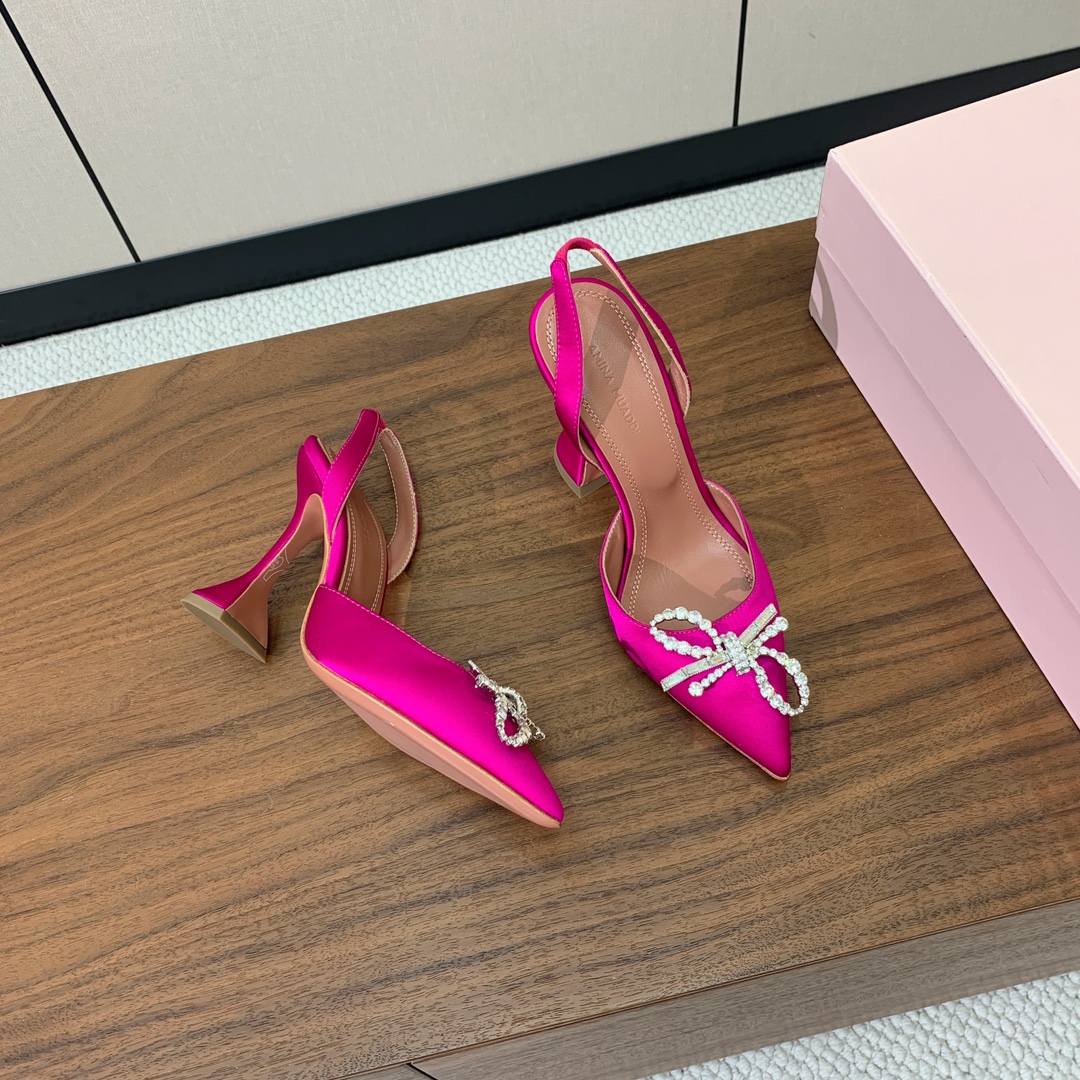 【Amina Muaddi】 钻扣后空单鞋。鞋面真丝细腻柔美，仿佛穿上了春天的浪漫。羊皮垫脚，注塑真皮大