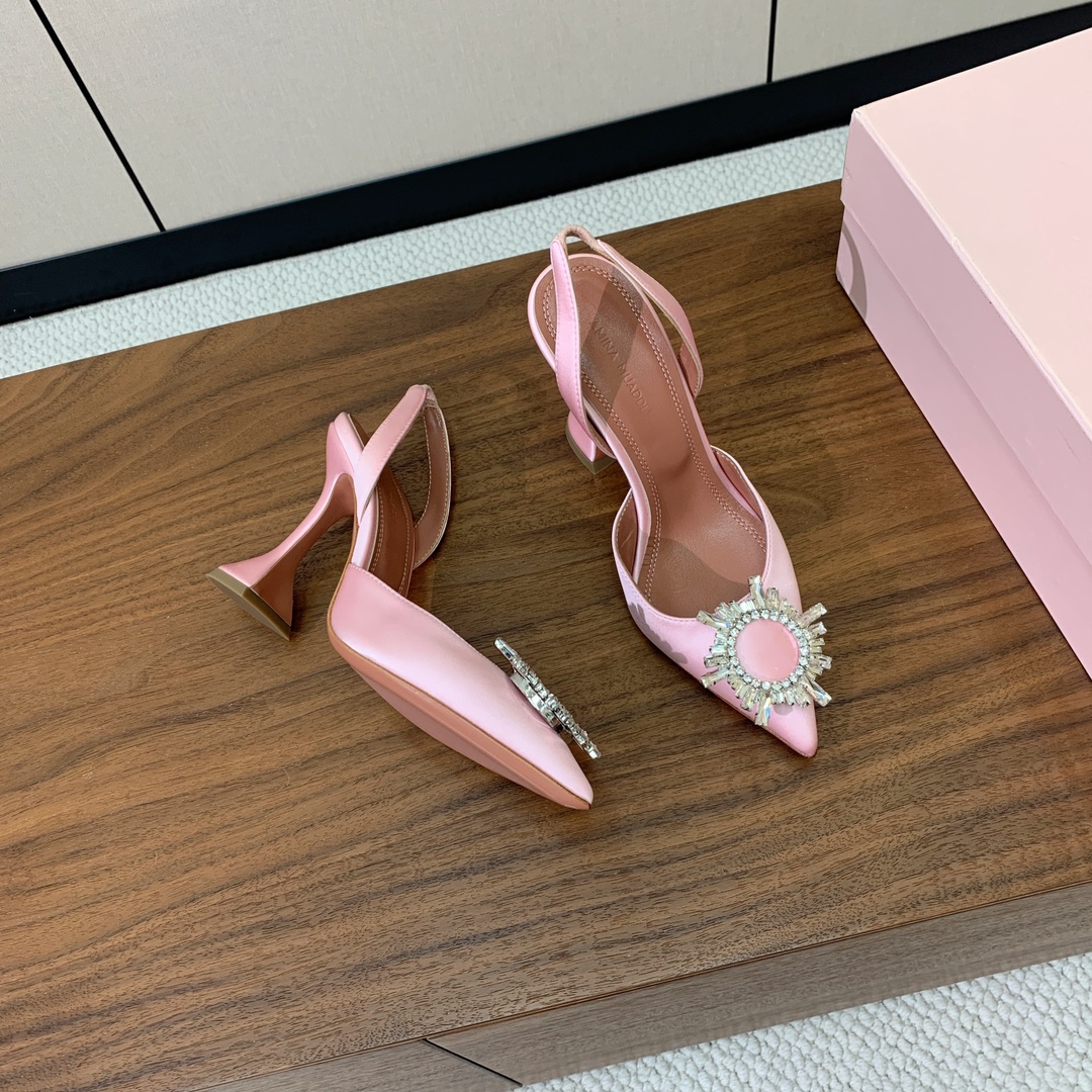 【Amina Muaddi】 钻扣后空单鞋。鞋面真丝细腻柔美，仿佛穿上了春天的浪漫。羊皮垫脚，注塑真皮大