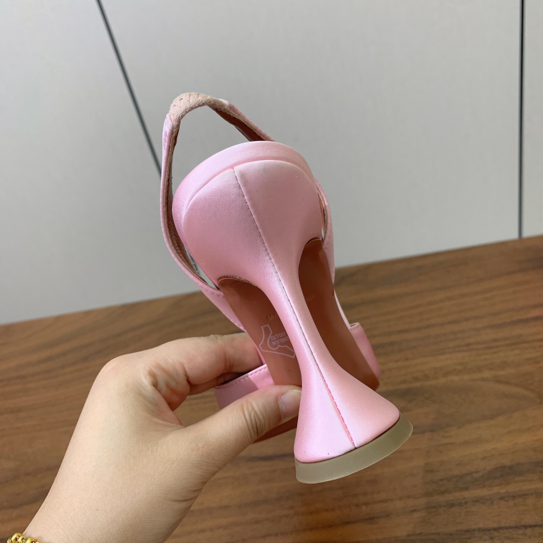 【Amina Muaddi】 钻扣后空单鞋。鞋面真丝细腻柔美，仿佛穿上了春天的浪漫。羊皮垫脚，注塑真皮大