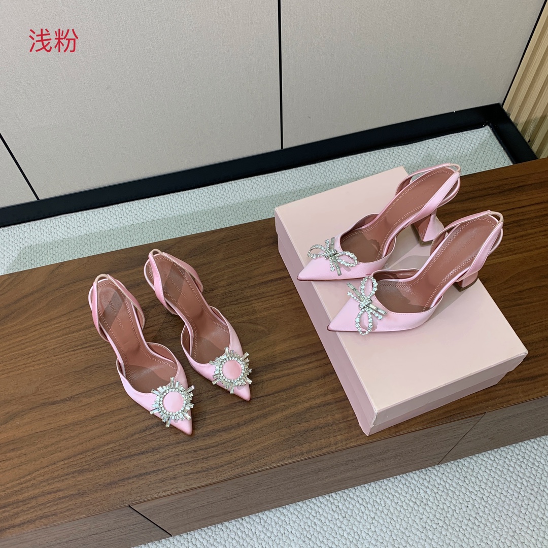 【Amina Muaddi】 钻扣后空单鞋。鞋面真丝细腻柔美，仿佛穿上了春天的浪漫。羊皮垫脚，注塑真皮大