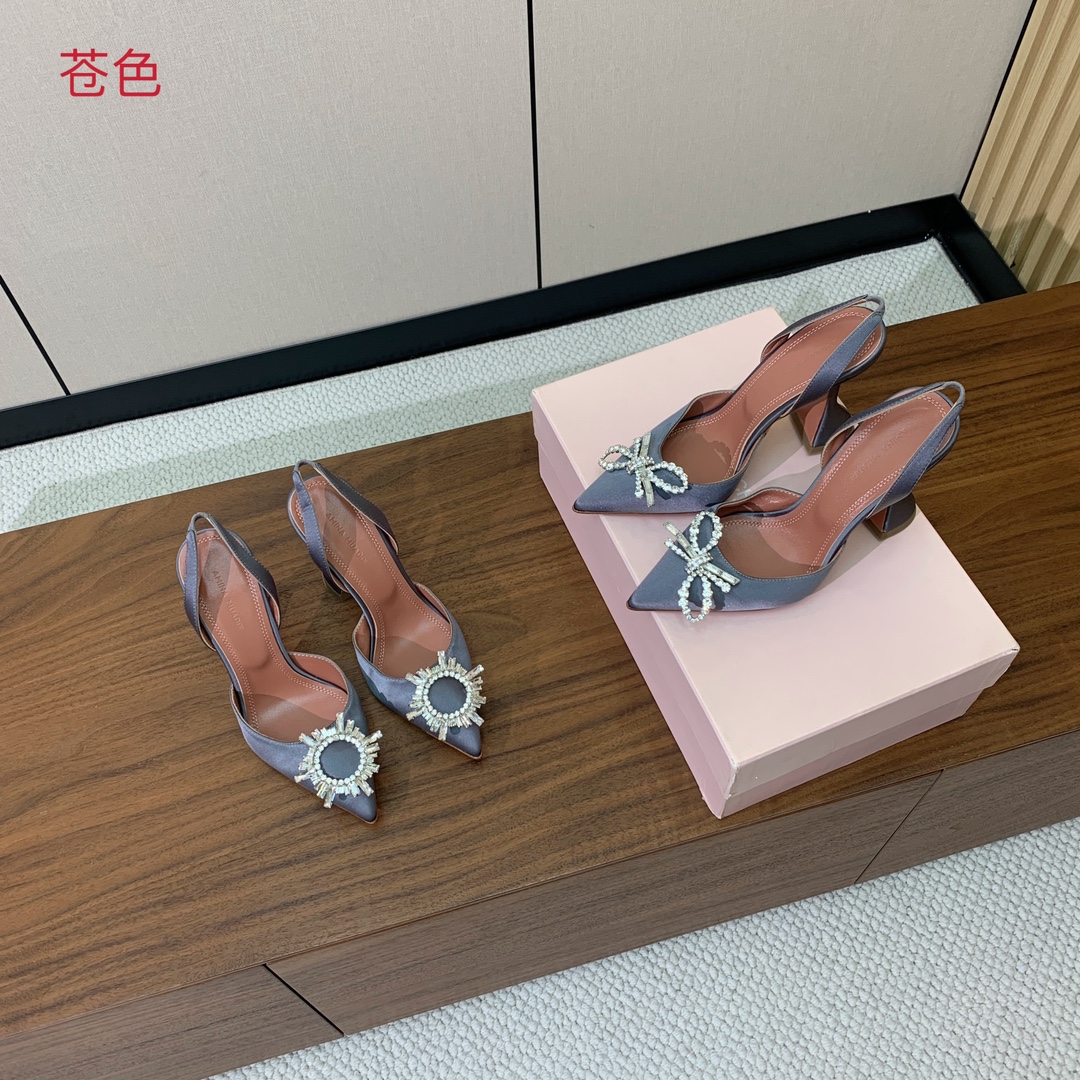 【Amina Muaddi】 钻扣后空单鞋。鞋面真丝细腻柔美，仿佛穿上了春天的浪漫。羊皮垫脚，注塑真皮大