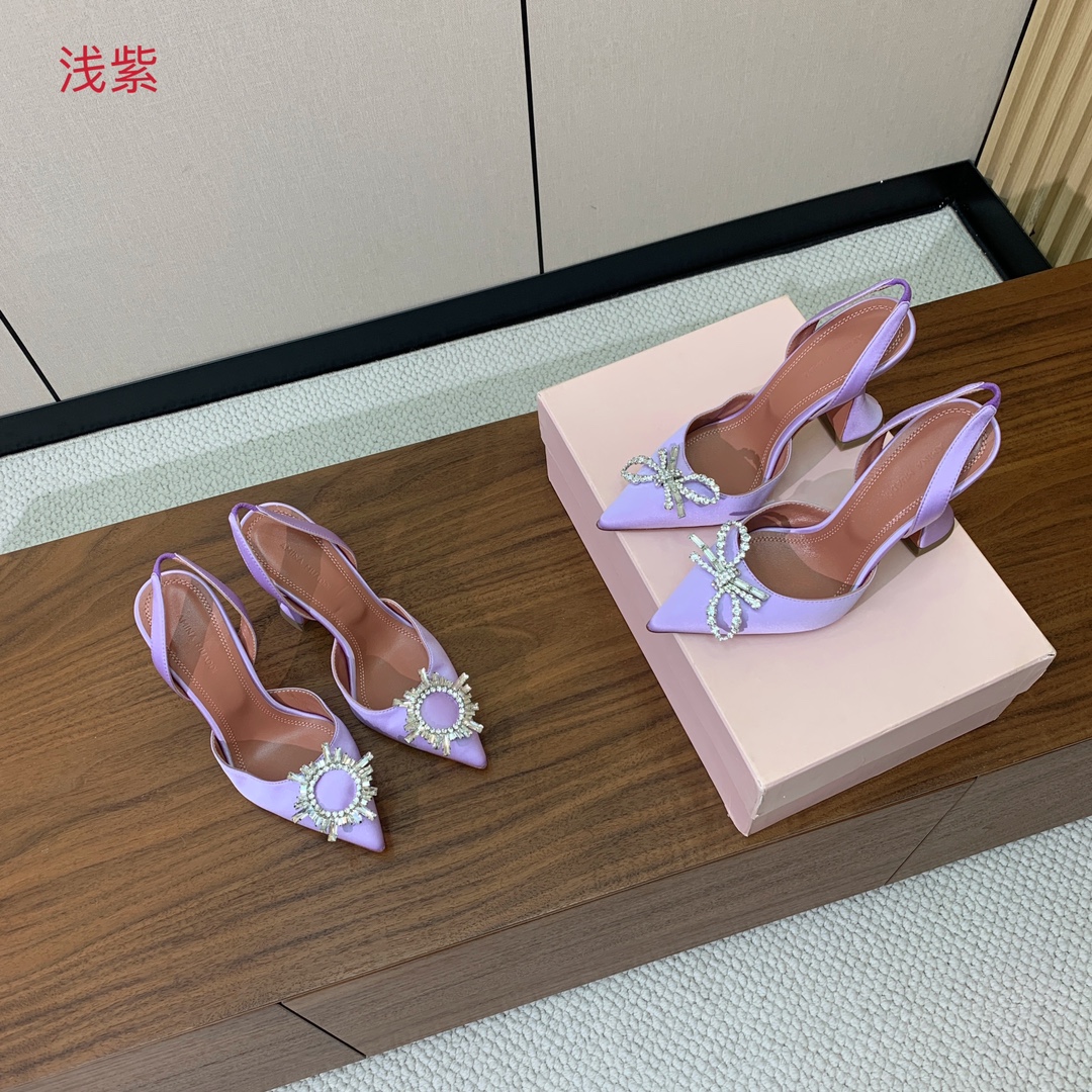 【Amina Muaddi】 钻扣后空单鞋。鞋面真丝细腻柔美，仿佛穿上了春天的浪漫。羊皮垫脚，注塑真皮大