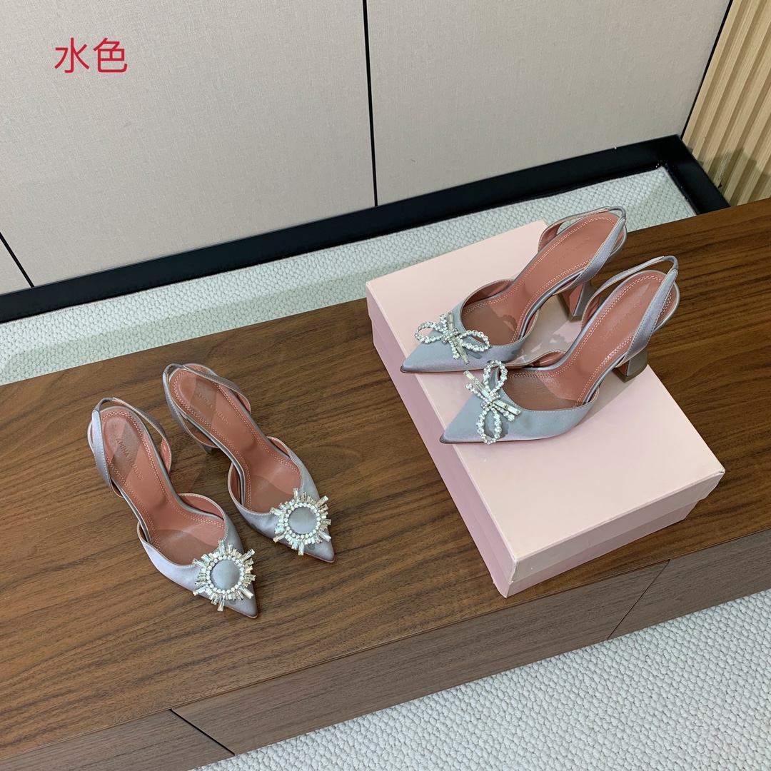 【Amina Muaddi】 钻扣后空单鞋。鞋面真丝细腻柔美，仿佛穿上了春天的浪漫。羊皮垫脚，注塑真皮大