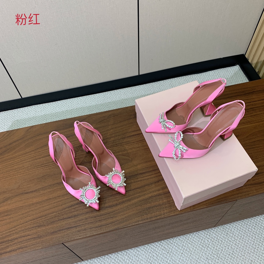 【Amina Muaddi】 钻扣后空单鞋。鞋面真丝细腻柔美，仿佛穿上了春天的浪漫。羊皮垫脚，注塑真皮大
