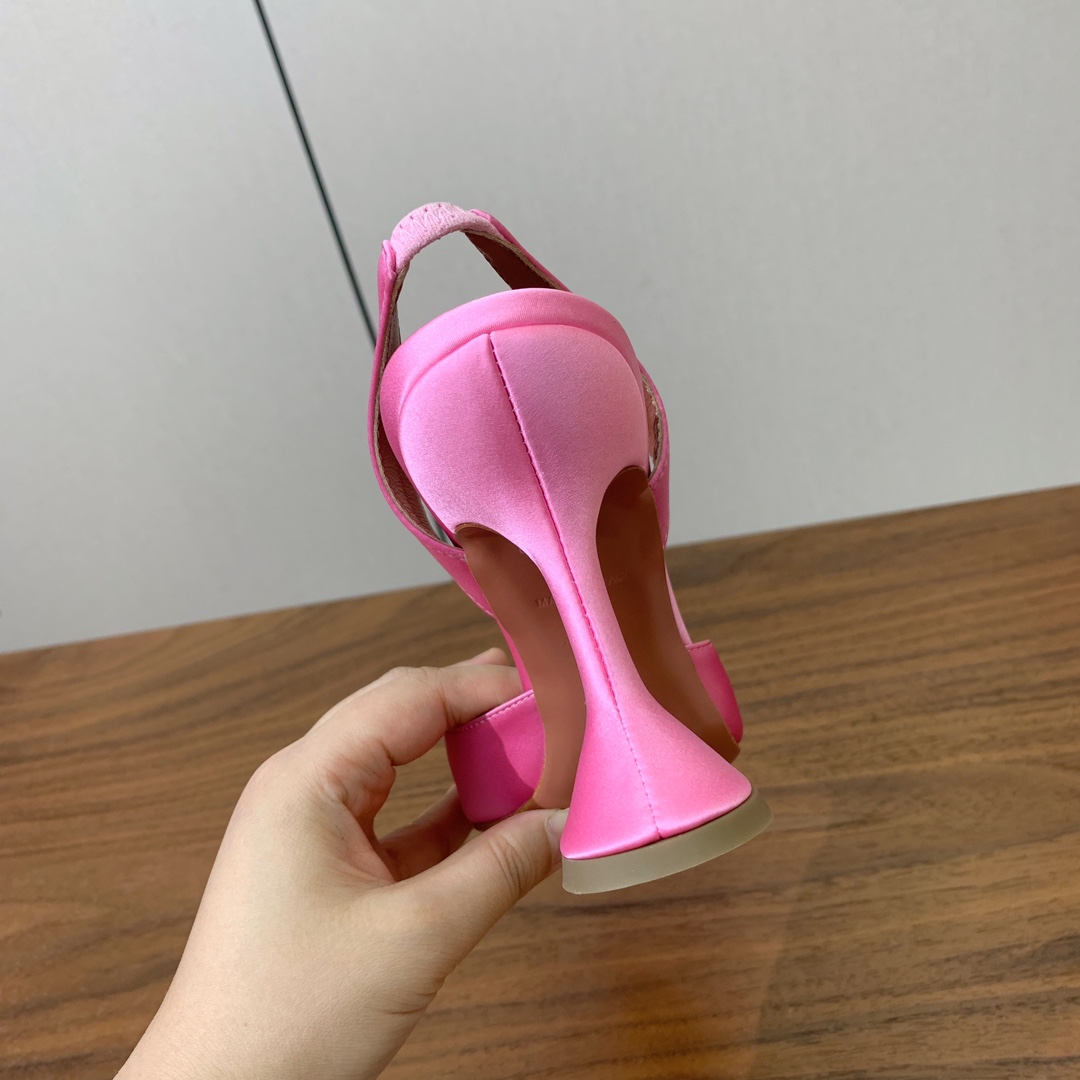 【Amina Muaddi】 钻扣后空单鞋。鞋面真丝细腻柔美，仿佛穿上了春天的浪漫。羊皮垫脚，注塑真皮大