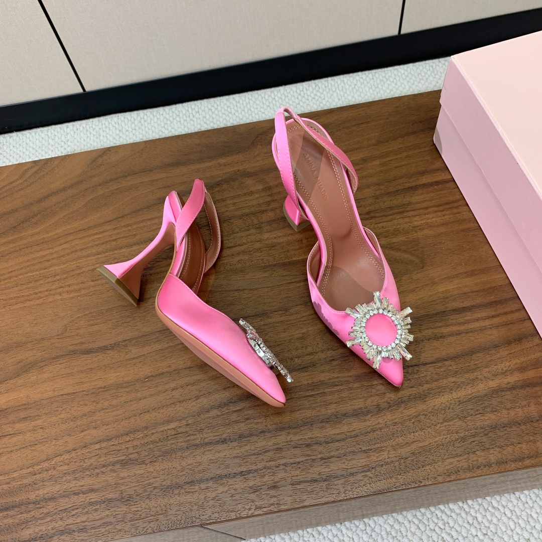 【Amina Muaddi】 钻扣后空单鞋。鞋面真丝细腻柔美，仿佛穿上了春天的浪漫。羊皮垫脚，注塑真皮大