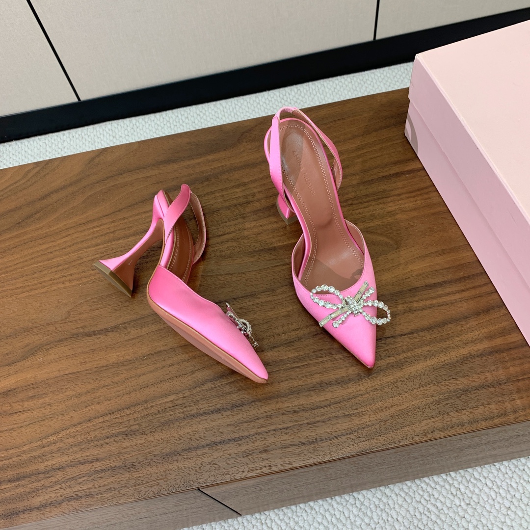 【Amina Muaddi】 钻扣后空单鞋。鞋面真丝细腻柔美，仿佛穿上了春天的浪漫。羊皮垫脚，注塑真皮大