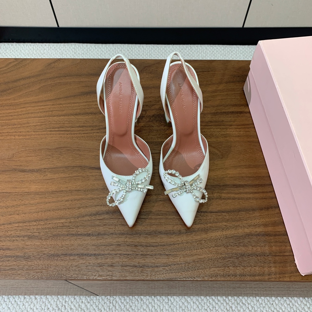 【Amina Muaddi】 钻扣后空单鞋。鞋面真丝细腻柔美，仿佛穿上了春天的浪漫。羊皮垫脚，注塑真皮大