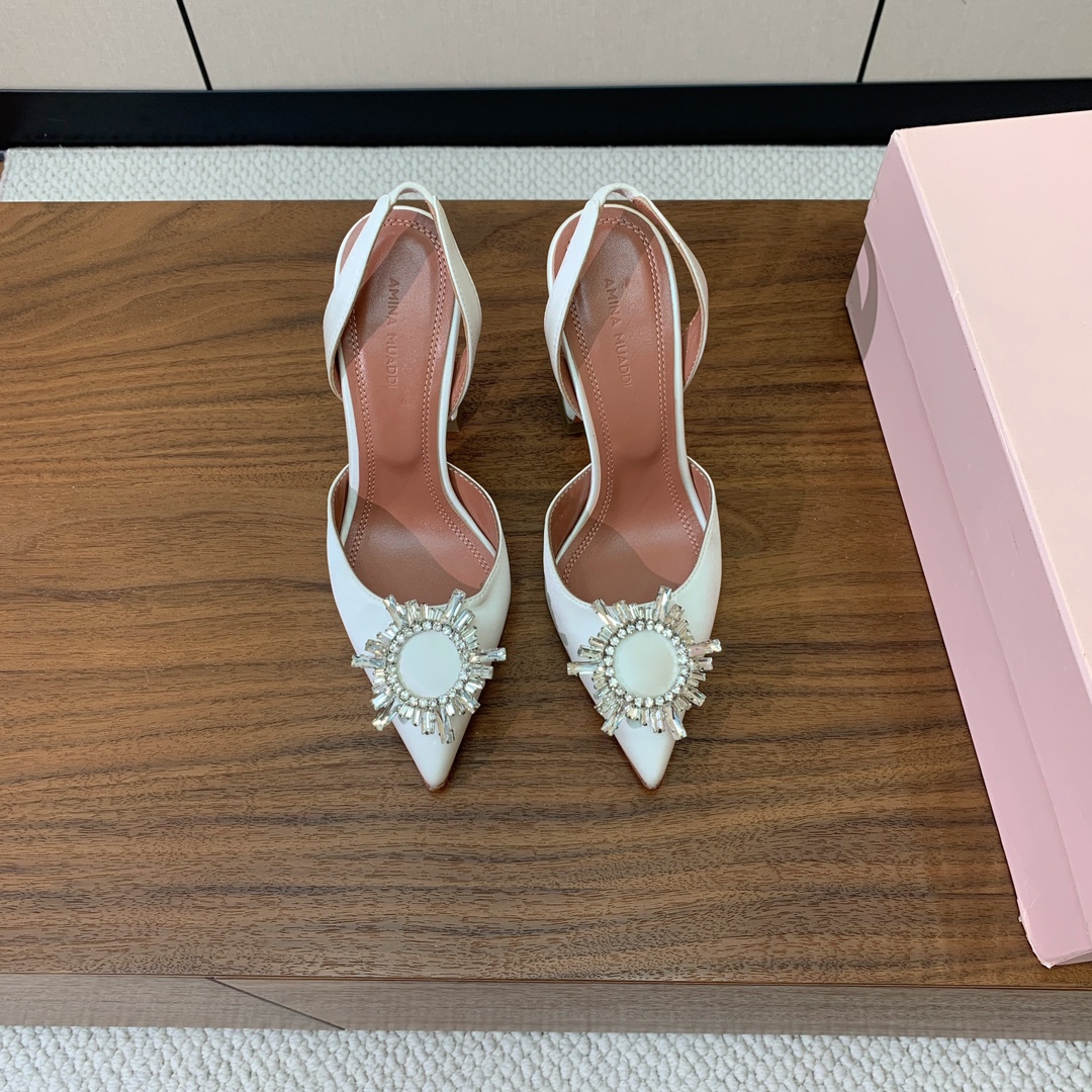 【Amina Muaddi】 钻扣后空单鞋。鞋面真丝细腻柔美，仿佛穿上了春天的浪漫。羊皮垫脚，注塑真皮大