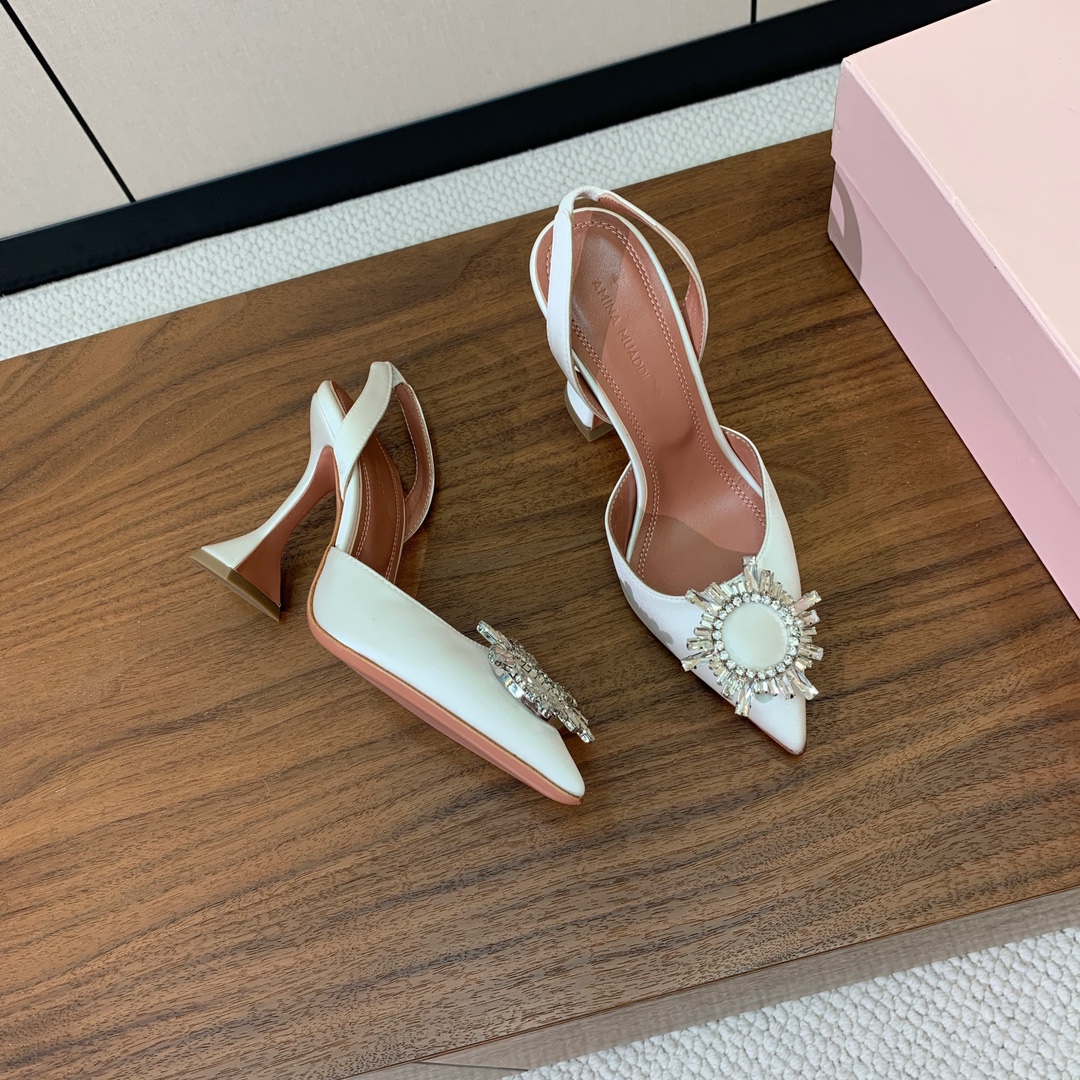 【Amina Muaddi】 钻扣后空单鞋。鞋面真丝细腻柔美，仿佛穿上了春天的浪漫。羊皮垫脚，注塑真皮大