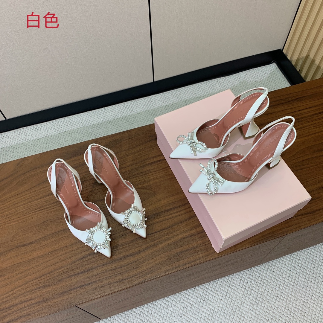 【Amina Muaddi】 钻扣后空单鞋。鞋面真丝细腻柔美，仿佛穿上了春天的浪漫。羊皮垫脚，注塑真皮大
