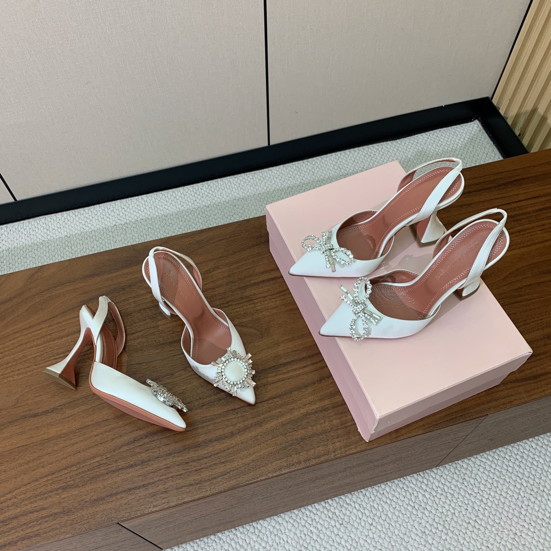 【Amina Muaddi】 钻扣后空单鞋。鞋面真丝细腻柔美，仿佛穿上了春天的浪漫。羊皮垫脚，注塑真皮大