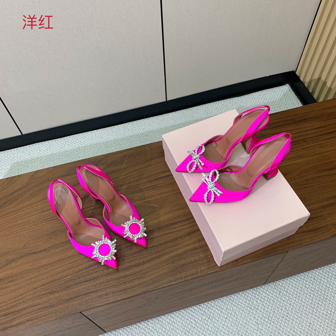 【Amina Muaddi】 钻扣后空单鞋。鞋面真丝细腻柔美，仿佛穿上了春天的浪漫。羊皮垫脚，注塑真皮大