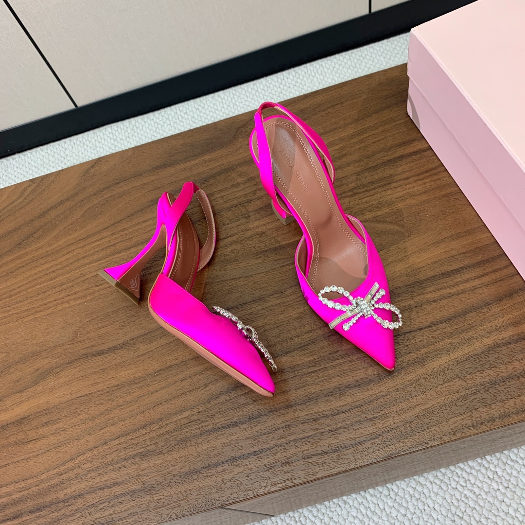 【Amina Muaddi】 钻扣后空单鞋。鞋面真丝细腻柔美，仿佛穿上了春天的浪漫。羊皮垫脚，注塑真皮大