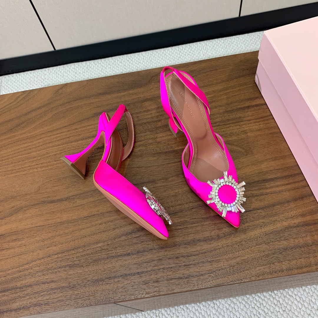 【Amina Muaddi】 钻扣后空单鞋。鞋面真丝细腻柔美，仿佛穿上了春天的浪漫。羊皮垫脚，注塑真皮大