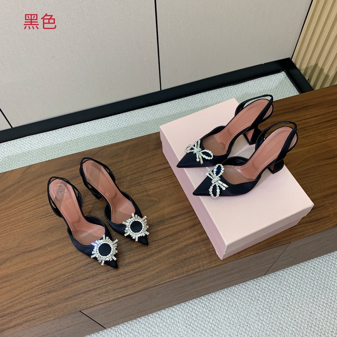【Amina Muaddi】 钻扣后空单鞋。鞋面真丝细腻柔美，仿佛穿上了春天的浪漫。羊皮垫脚，注塑真皮大