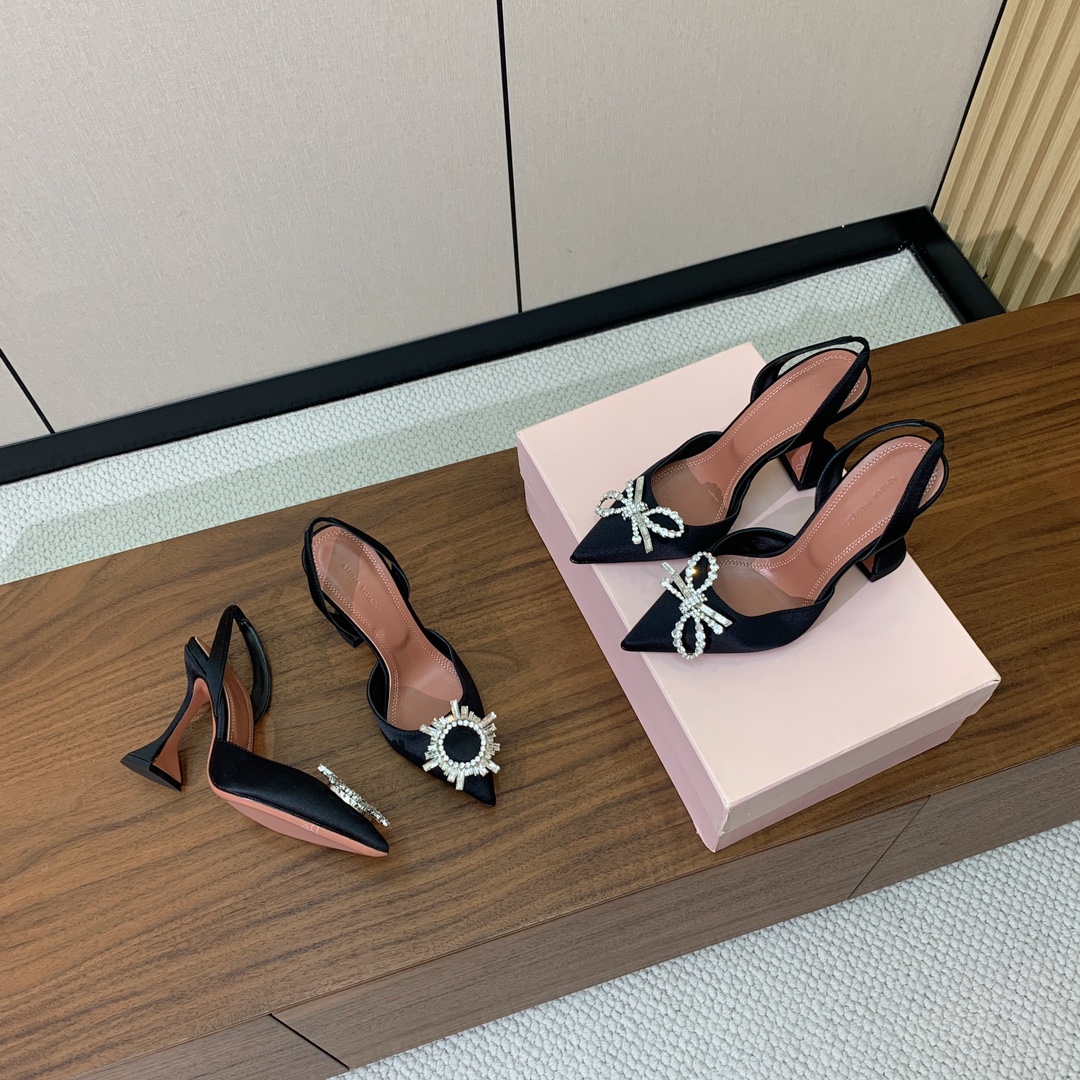【Amina Muaddi】 钻扣后空单鞋。鞋面真丝细腻柔美，仿佛穿上了春天的浪漫。羊皮垫脚，注塑真皮大