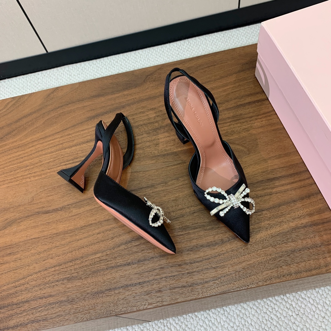 【Amina Muaddi】 钻扣后空单鞋。鞋面真丝细腻柔美，仿佛穿上了春天的浪漫。羊皮垫脚，注塑真皮大