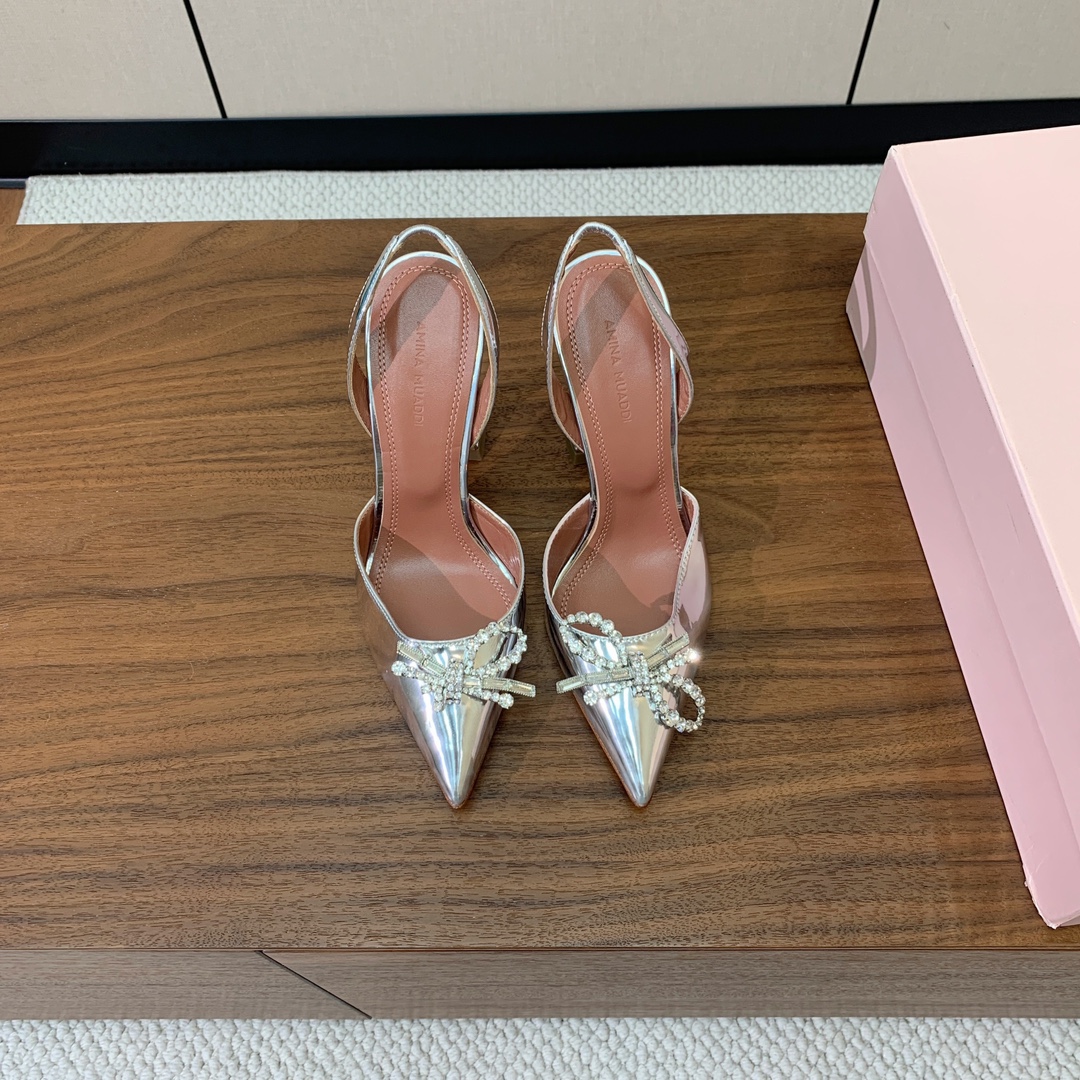 【Amina Muaddi】 钻扣后空单鞋。鞋面真丝细腻柔美，仿佛穿上了春天的浪漫。羊皮垫脚，注塑真皮大
