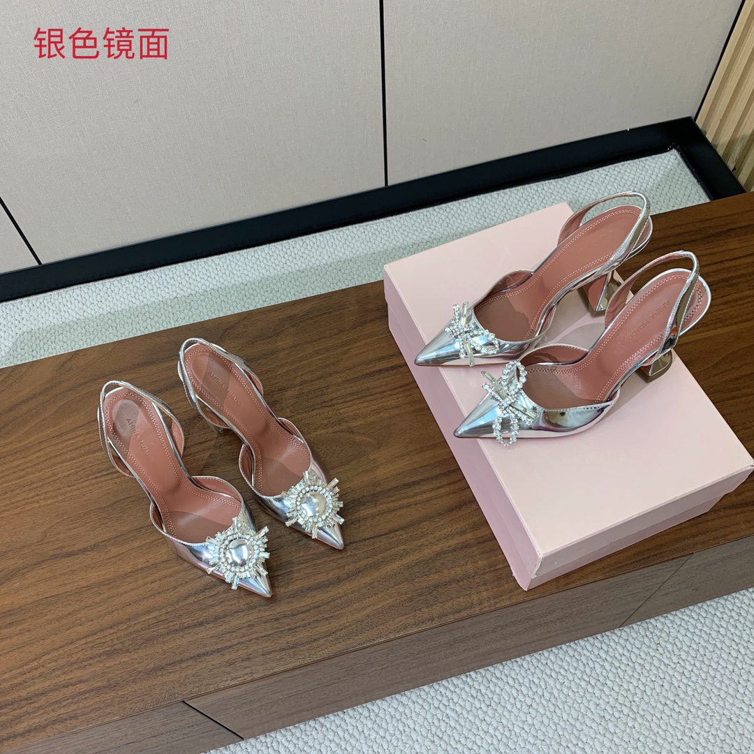 【Amina Muaddi】 钻扣后空单鞋。鞋面真丝细腻柔美，仿佛穿上了春天的浪漫。羊皮垫脚，注塑真皮大