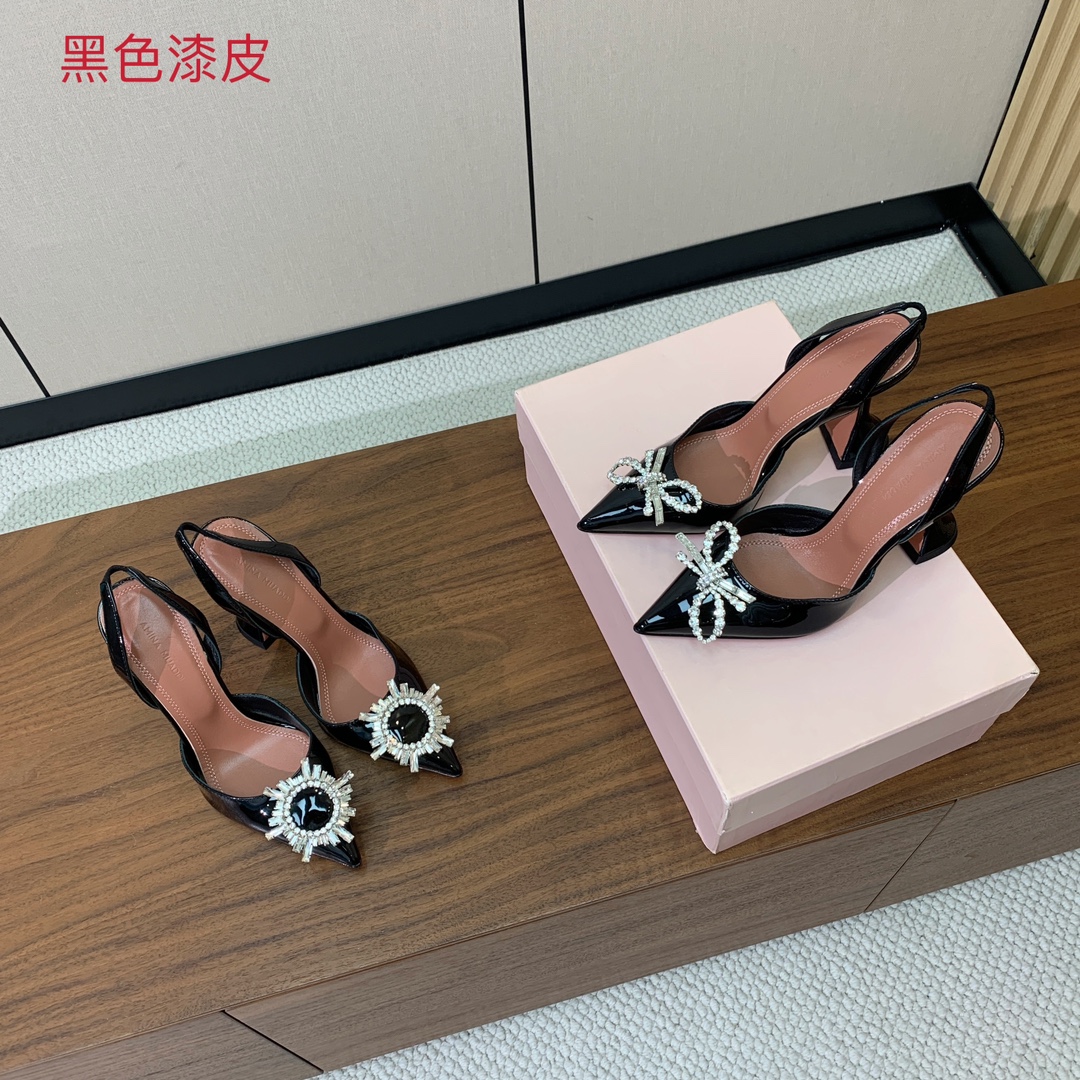 【Amina Muaddi】 钻扣后空单鞋。鞋面真丝细腻柔美，仿佛穿上了春天的浪漫。羊皮垫脚，注塑真皮大
