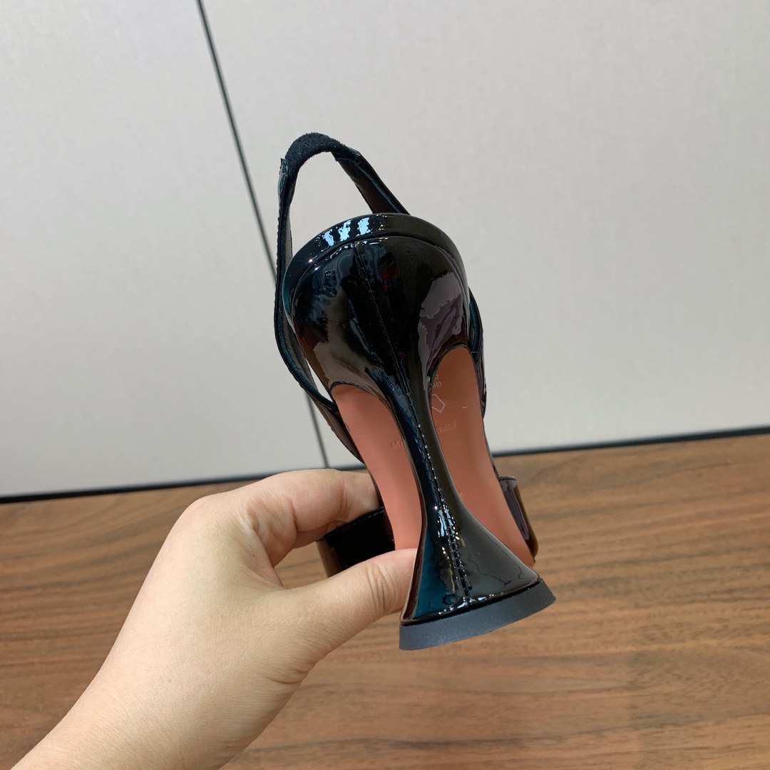 【Amina Muaddi】 钻扣后空单鞋。鞋面真丝细腻柔美，仿佛穿上了春天的浪漫。羊皮垫脚，注塑真皮大
