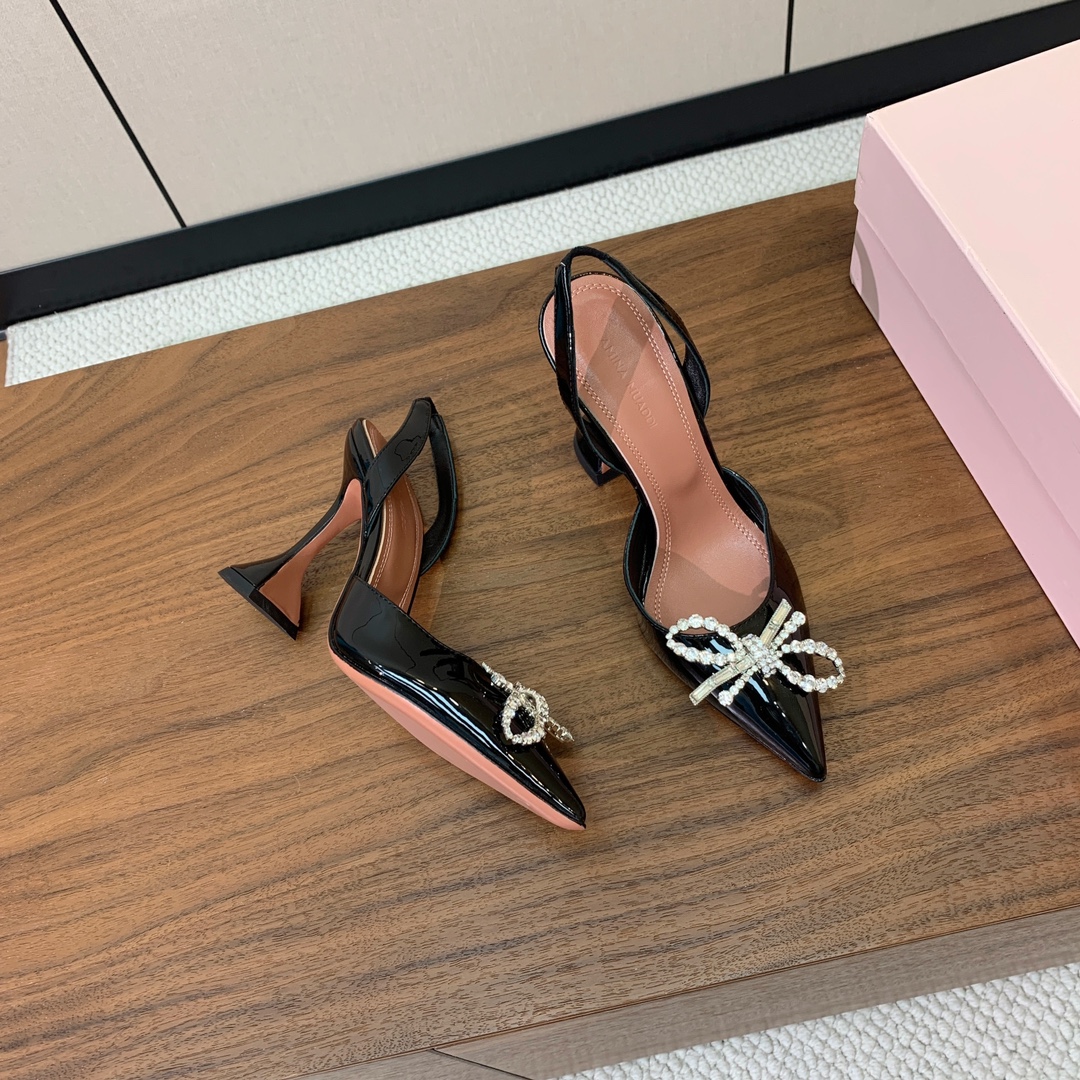 【Amina Muaddi】 钻扣后空单鞋。鞋面真丝细腻柔美，仿佛穿上了春天的浪漫。羊皮垫脚，注塑真皮大