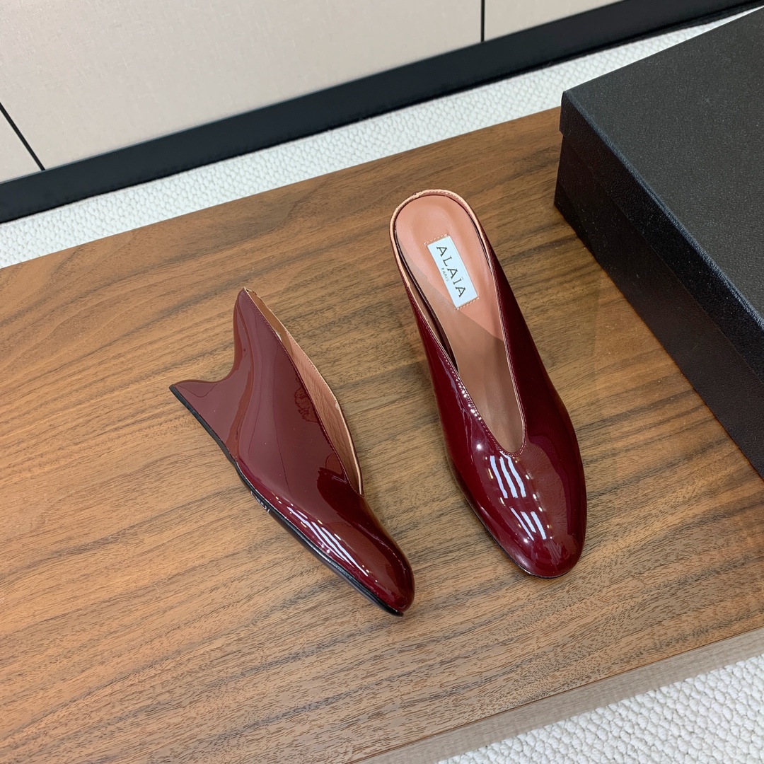 【Alaia】水台高跟拖鞋。精致优雅的同时，还具有时髦感。上脚真的太爱啦。鞋面漆皮，羊皮垫脚。橡胶底。跟