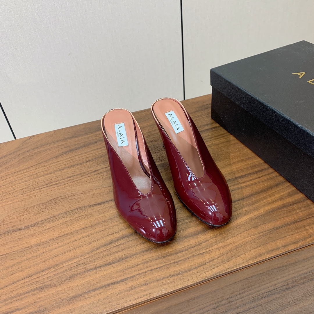 【Alaia】水台高跟拖鞋。精致优雅的同时，还具有时髦感。上脚真的太爱啦。鞋面漆皮，羊皮垫脚。橡胶底。跟