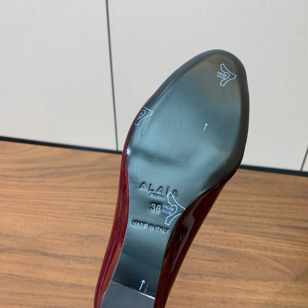 【Alaia】水台高跟拖鞋。精致优雅的同时，还具有时髦感。上脚真的太爱啦。鞋面漆皮，羊皮垫脚。橡胶底。跟