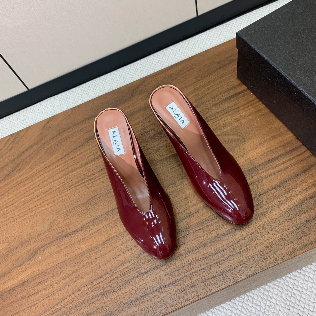 【Alaia】水台高跟拖鞋。精致优雅的同时，还具有时髦感。上脚真的太爱啦。鞋面漆皮，羊皮垫脚。橡胶底。跟