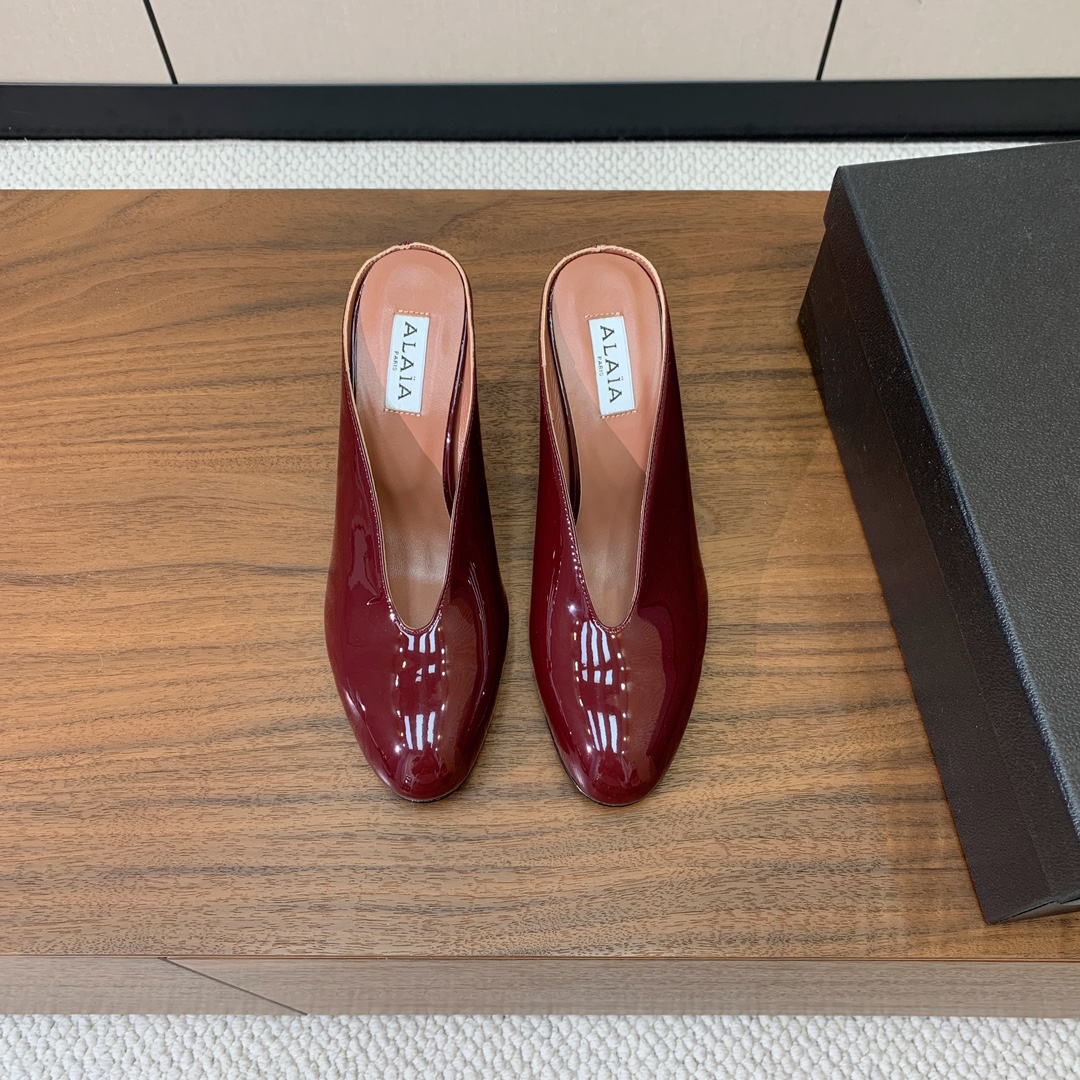 【Alaia】水台高跟拖鞋。精致优雅的同时，还具有时髦感。上脚真的太爱啦。鞋面漆皮，羊皮垫脚。橡胶底。跟