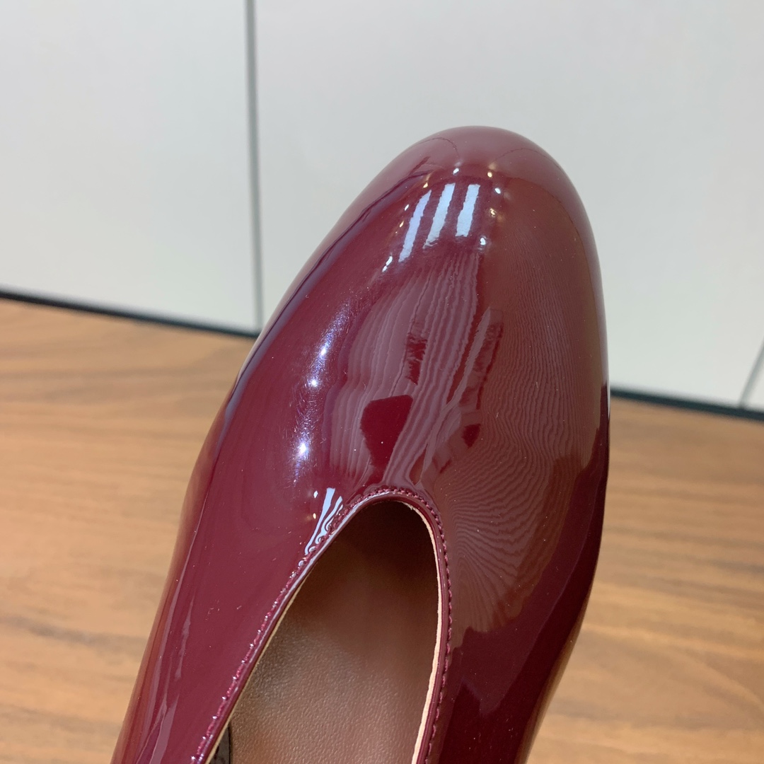 【Alaia】水台高跟拖鞋。精致优雅的同时，还具有时髦感。上脚真的太爱啦。鞋面漆皮，羊皮垫脚。橡胶底。跟