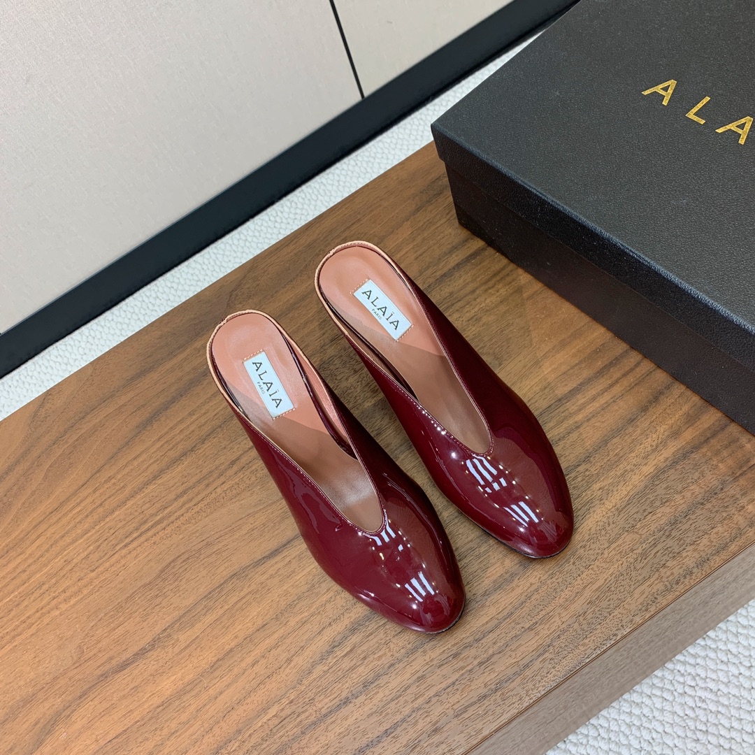【Alaia】水台高跟拖鞋。精致优雅的同时，还具有时髦感。上脚真的太爱啦。鞋面漆皮，羊皮垫脚。橡胶底。跟