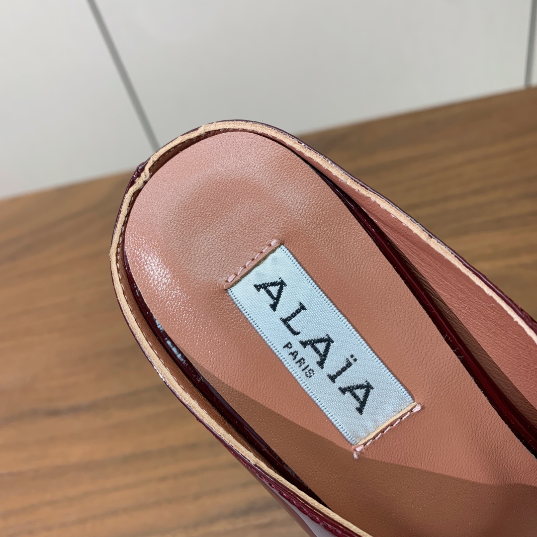 【Alaia】水台高跟拖鞋。精致优雅的同时，还具有时髦感。上脚真的太爱啦。鞋面漆皮，羊皮垫脚。橡胶底。跟