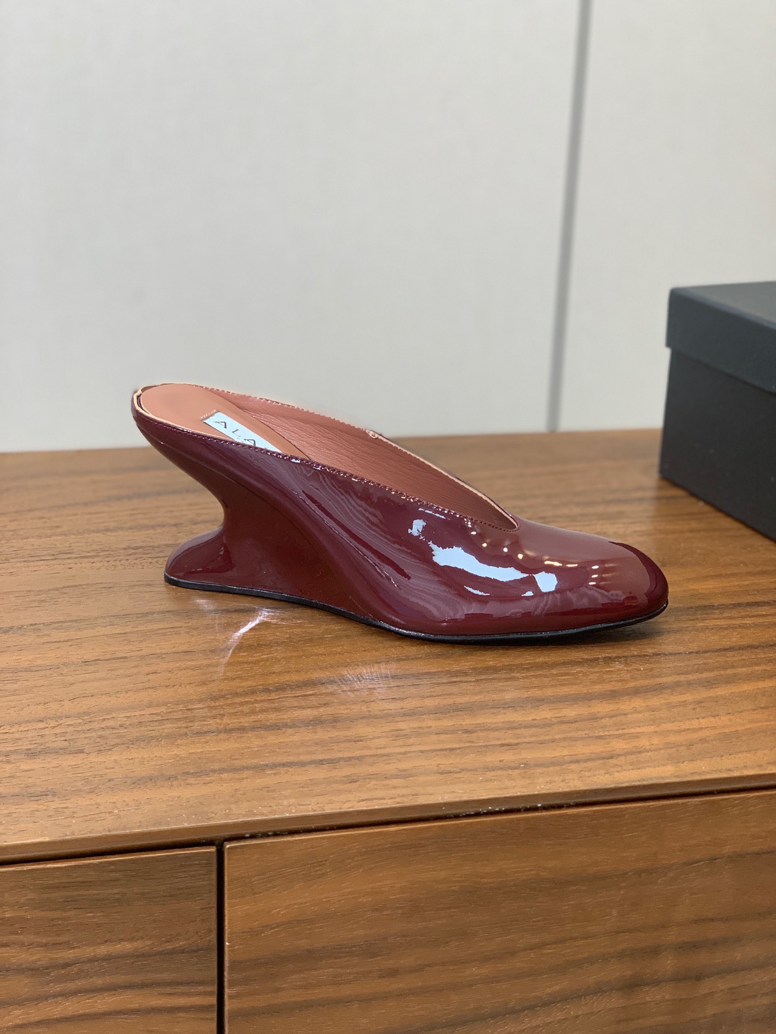 【Alaia】水台高跟拖鞋。精致优雅的同时，还具有时髦感。上脚真的太爱啦。鞋面漆皮，羊皮垫脚。橡胶底。跟